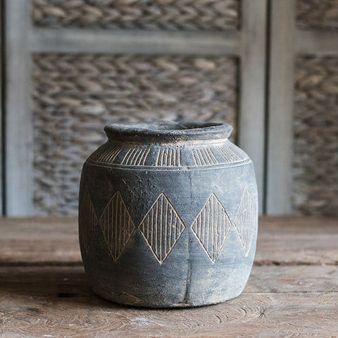 Vase pot style art ancien motifs losanges modèle L présentation sur une table en bois au style ancien