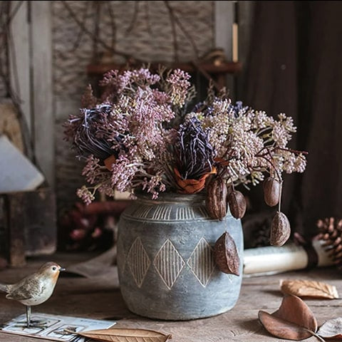Vase pot style art ancien motifs losanges modèle M présentation avec bouquet de fleurs séchées violet