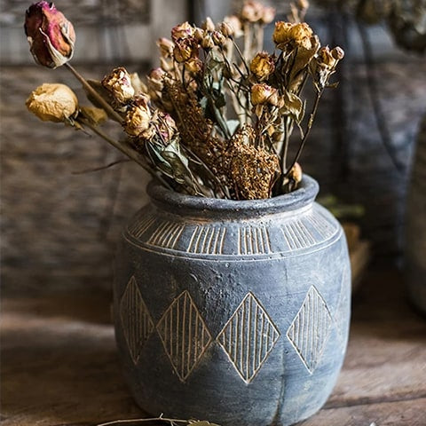 Vase pot style art ancien motifs losanges modèle M présentation avec bouquet de fleurs sechées