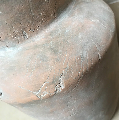 Vase poterie artisanale rétro en céramique vue de près du contour du vase