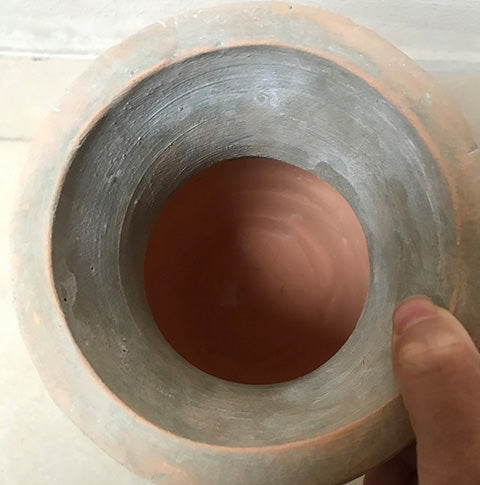 Vase poterie artisanale rétro en céramique vue de l'intérieur du vase