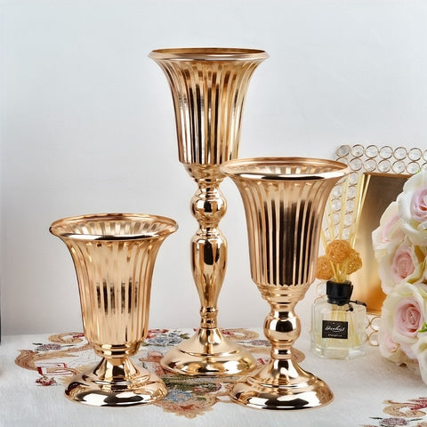 Vase prestigieux trompette pour mariage or ou argent en Métal  présentation des modèles M , S et L or sur une table sans fleurs