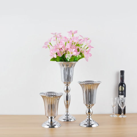 Vase prestigieux trompette pour mariage or ou argent en Métal  présentation des modèles M , S et L argent sur une table avec des fleurs