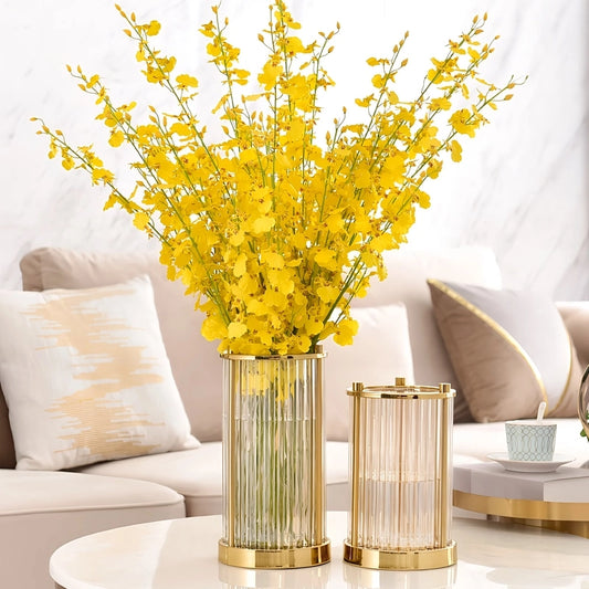 Vase Raffiné Colonne Transparente Cadre Doré, présentation des modèles Grand et petit avec fleurs sur une petite table blanche.