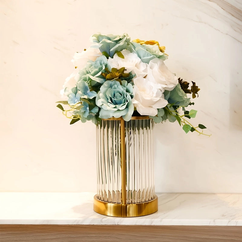 Vase Raffiné Colonne Transparente Cadre Doré, présentation du modèle Petit avec bouquet de fleurs sur un meuble blanc.