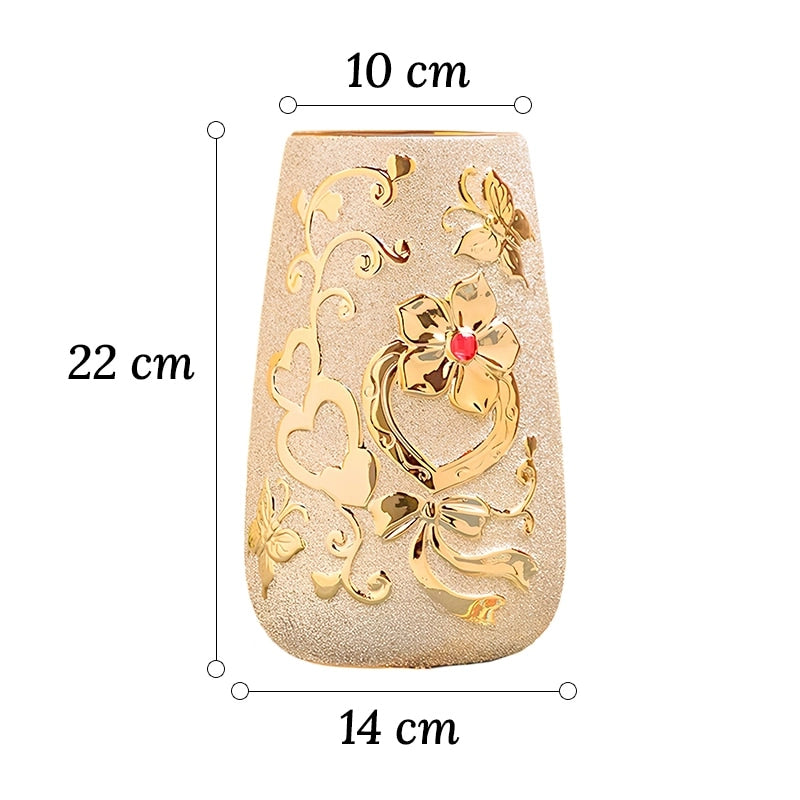 Vase Raffiné Givré Doré Motifs Cœurs et Papillons en Céramique dimensions du modèle A 22cm sur fond blanc.