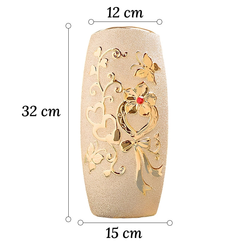 Vase Raffiné Givré Doré Motifs Cœurs et Papillons en Céramique dimensions du modèle B 32cm sur fond blanc.