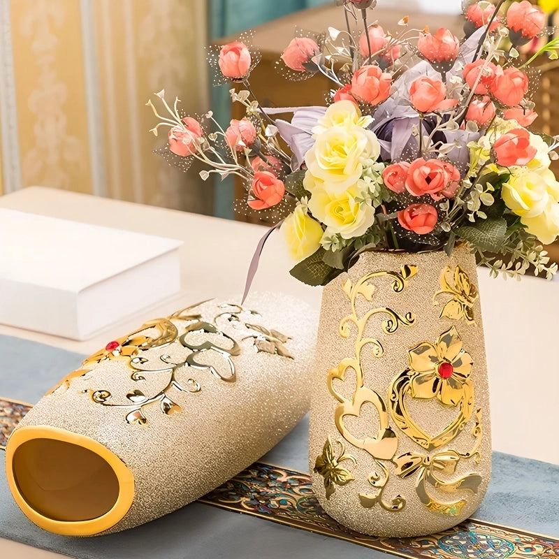 Vase Raffiné Givré Doré Motifs Cœurs et Papillons en céramique, présentation du modèle A avec bouquet de fleurs et modèle B couché.