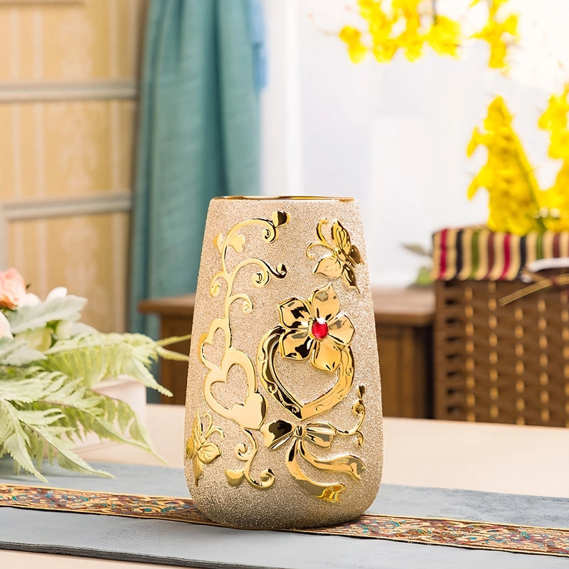 Vase Raffiné Givré Doré Motifs Cœurs et Papillons en céramique présentation du modèle A sans fleurs.