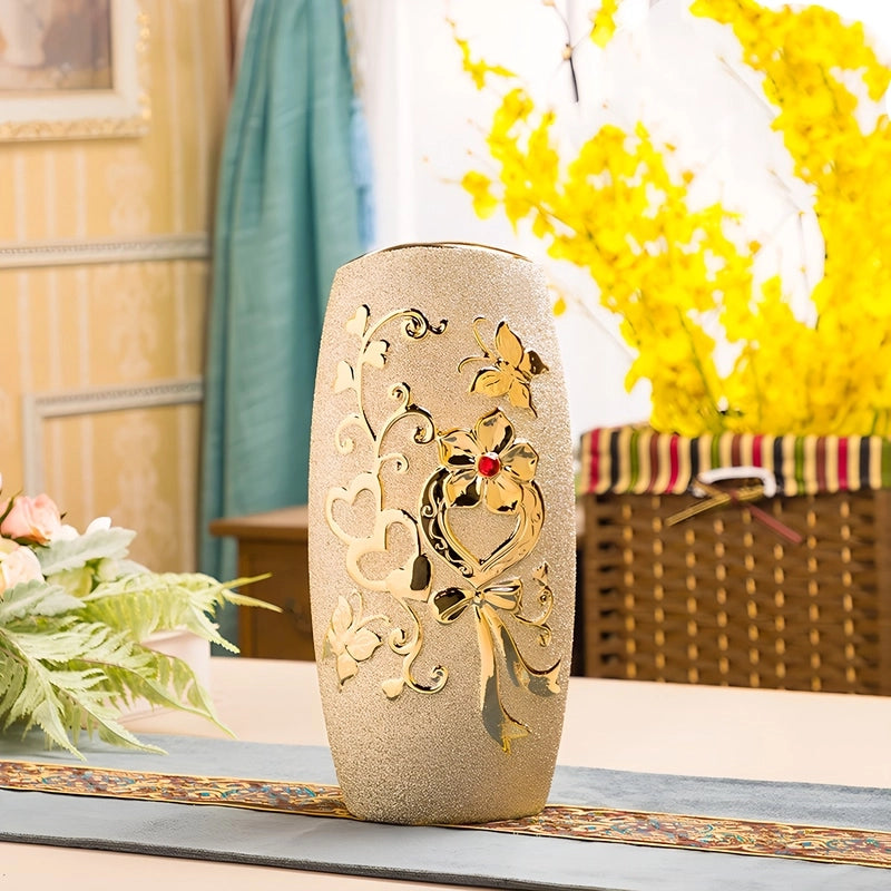 Vase Raffiné Givré Doré Motifs Cœurs et Papillons en céramique, présentation du modèle B sans fleurs sur une table.