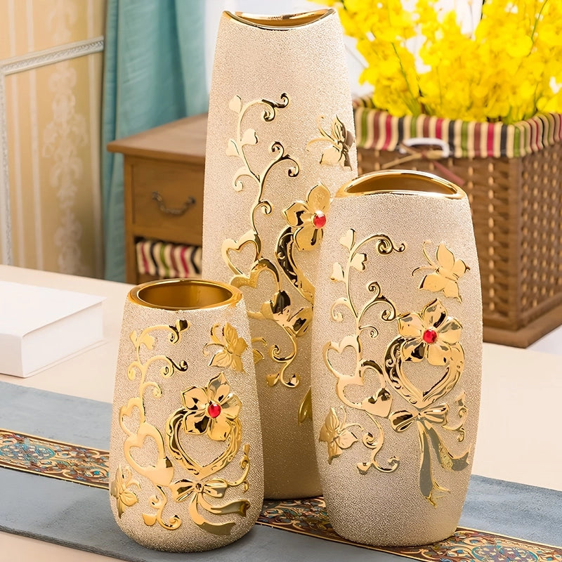 Vase Raffiné Givré Doré Motifs Cœurs et Papillons en céramique présentation des modèle A et B sans fleurs.