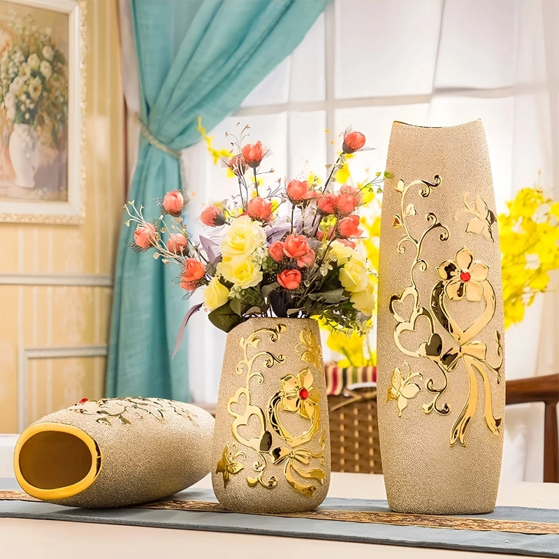 Vase Raffiné Givré Doré Motifs Cœurs et Papillons en Céramique présentation de tous les modèles, modèle A orné de fleurs.