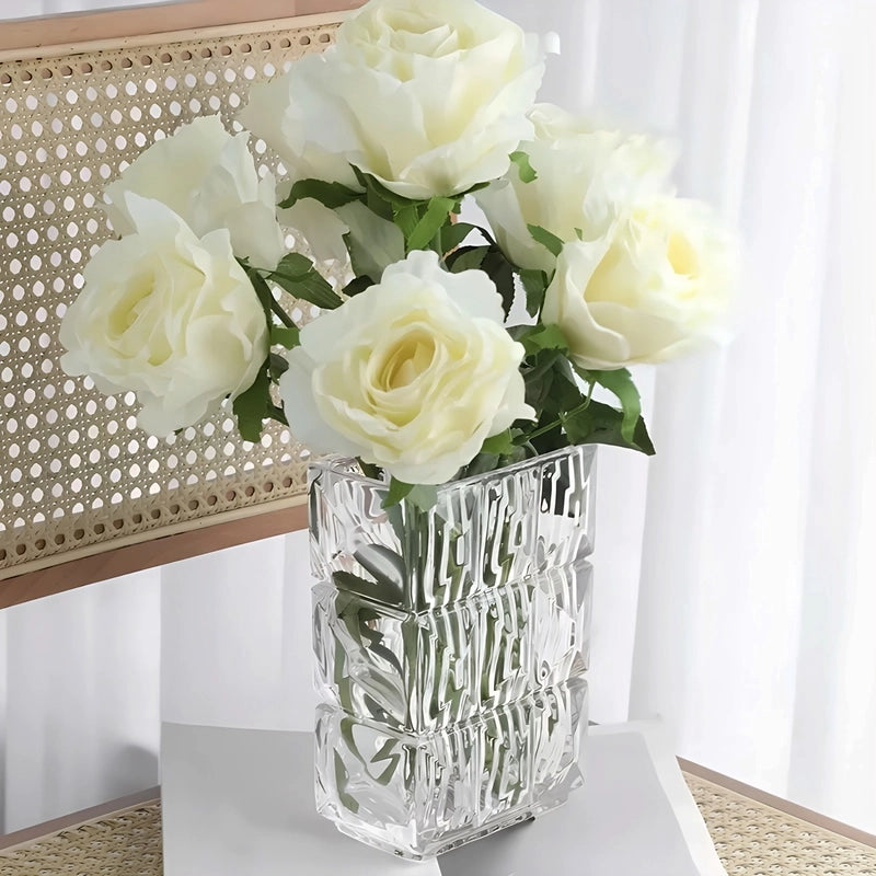 Vase Rectangulaire Rayé à Facettes, présentation avec bouquet de fleurs blanches sur une chaise en bois.