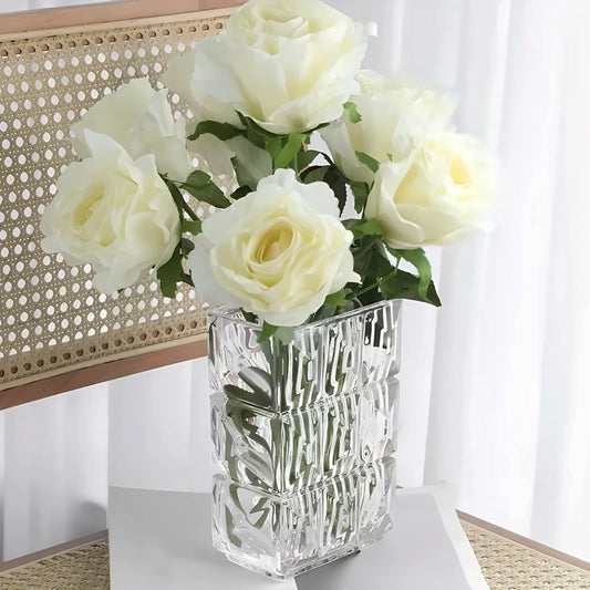 Vase Rectangulaire Rayé à Facettes, présentation avec bouquet de fleurs blanches sur une chaise en bois.