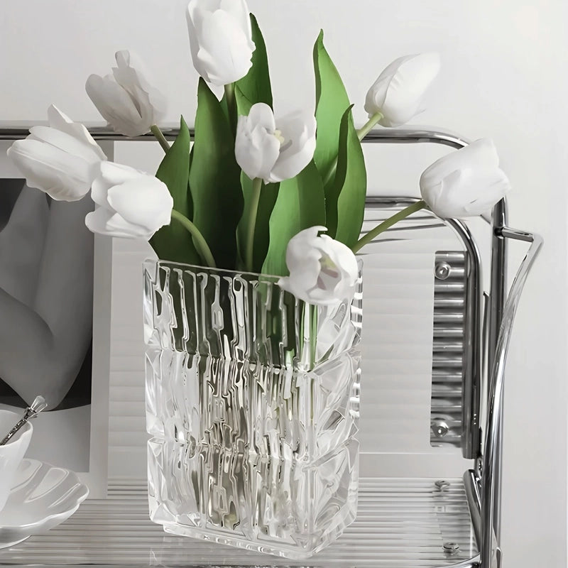 Vase Rectangulaire Rayé à Facettes, présentation avec bouquet de tulipes blanches sur une chaise argentée.