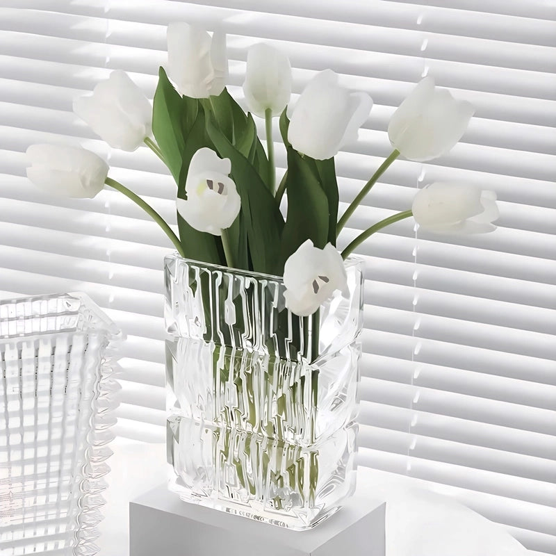 Vase Rectangulaire Rayé à Facettes, présentation avec bouquet de tulipes blanches.