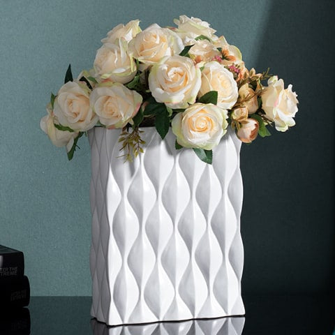 Vase rectangulaire en relief noir ou blanc présentation modèles Blanc B avec roses