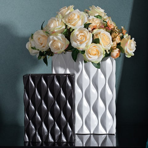 Vase rectangulaire en relief noir ou blanc présentation modèles Noir A et Blanc B avec roses