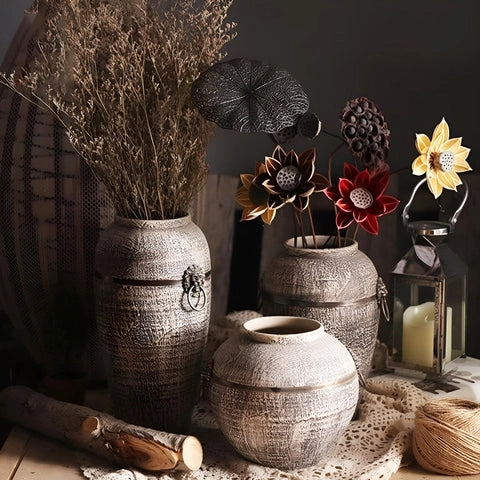 Vase Rétro Cerclage Cuivré avec Poignées Têtes de Lion en Céramique, présentation des modèles S M et L sur une table en bois avec fleurs séchées.