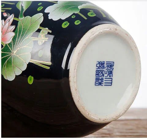 Vase rétro motif fleurs de Lotus détails pied du vase avec signature