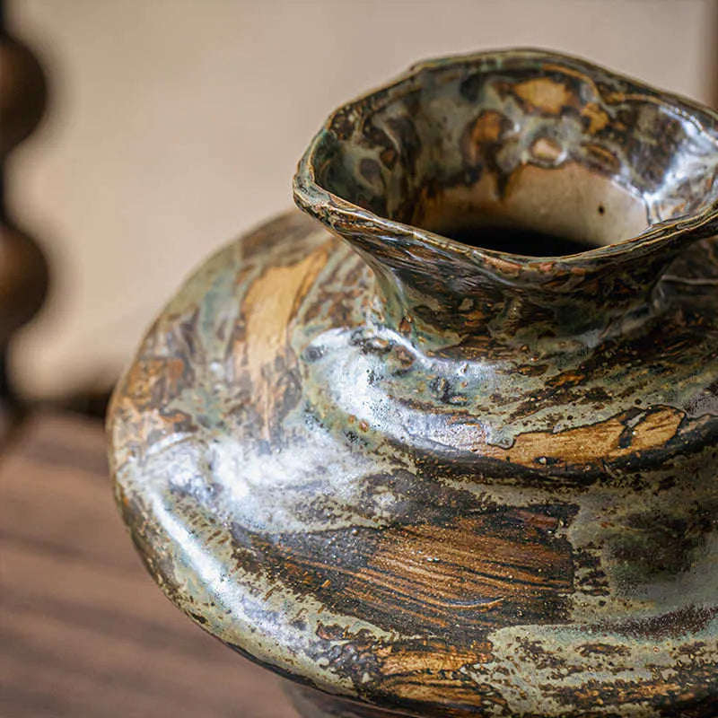 Vase Rétro Wabi Sabi Nuancé Vert et Marron, détails, prise de vue de près sans fleurs.