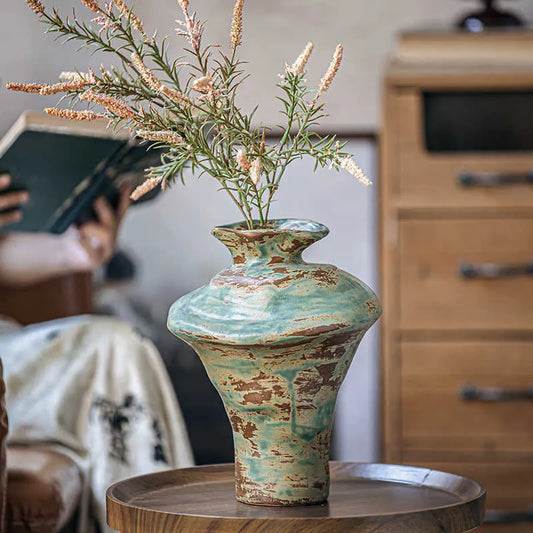 Vase Rétro Wabi Sabi Nuancé Vert et Marron, présentation avec fleurs séchées sur une petite table en bois.
