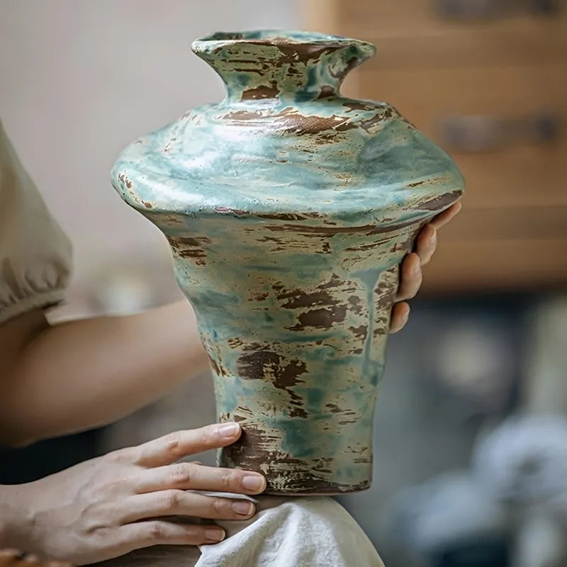 Vase Rétro Wabi Sabi Nuancé Vert et Marron, présentation tenu en main sans fleurs.