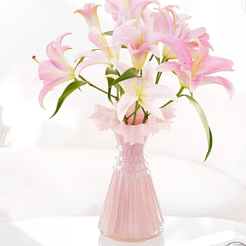 Vase Robe Rose Cintrée Bustier Élégant, présentation avec bouquet de lys sur une table blanche.