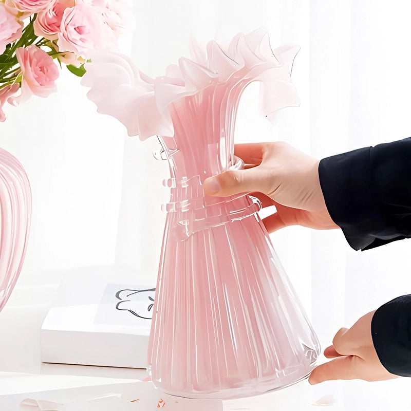 Vase Robe Rose Cintrée Bustier Élégant, présentation sans fleurs, tenu en main.