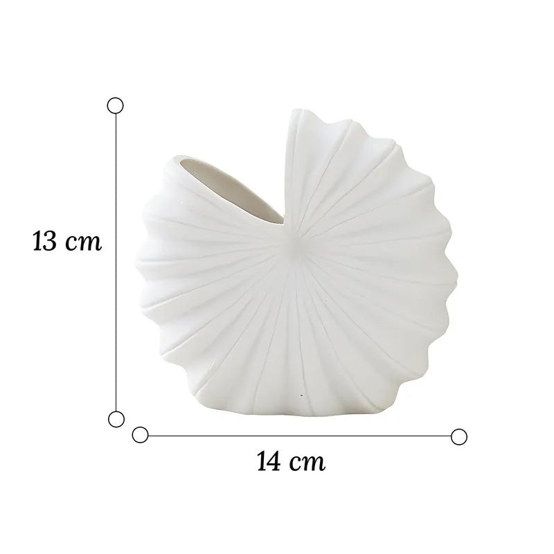 Vase Rond Blanc Forme Coquillage dimensions 13 cm sur fond blanc.
