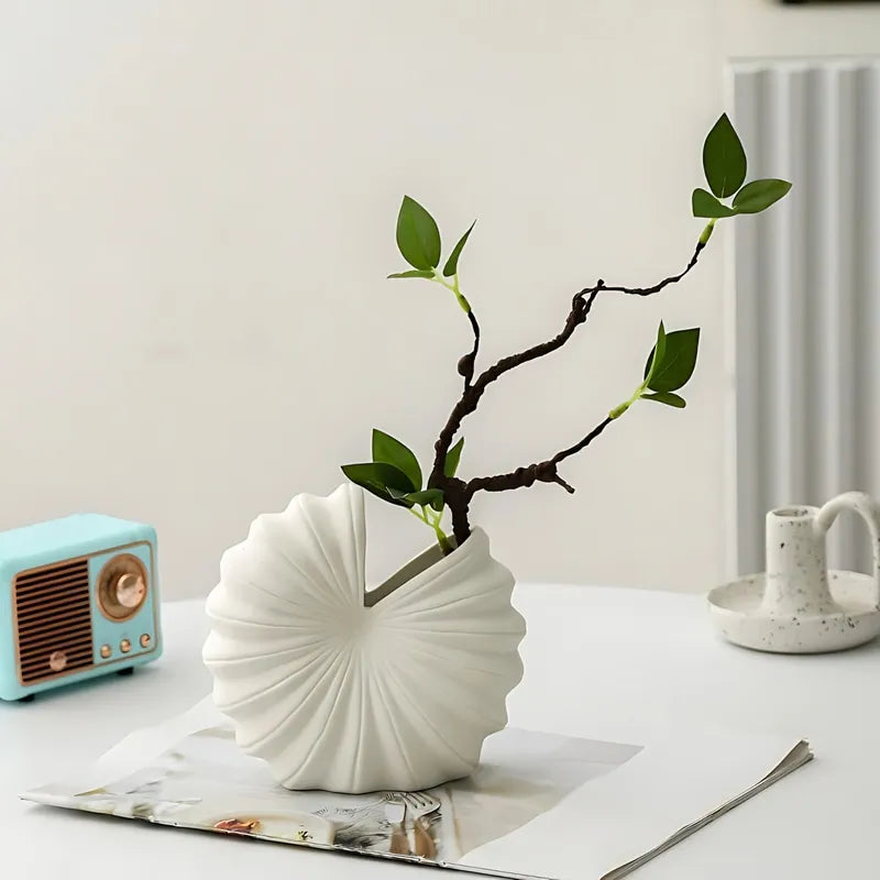Vase Rond Blanc Forme Coquillage présentation et mise en scène avec branches fleuries sur une table blanche.