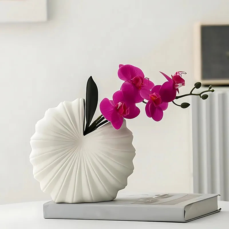 Vase Rond Blanc Forme Coquillage présentation et mise en scène avec hampe d'orchidées.