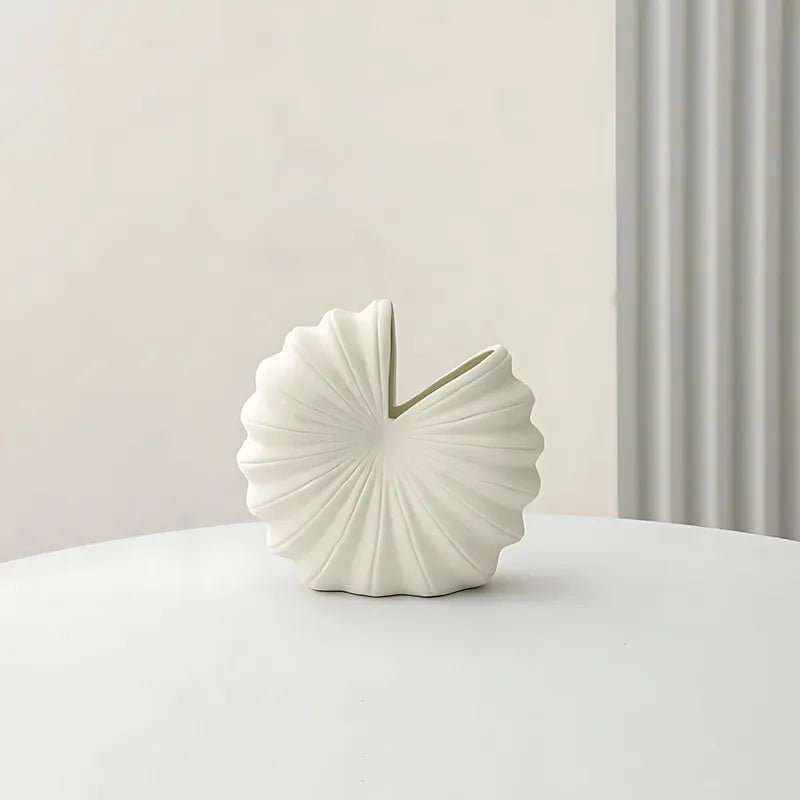 Vase Rond Blanc Forme Coquillage présentation sans fleurs sur une table blanche.
