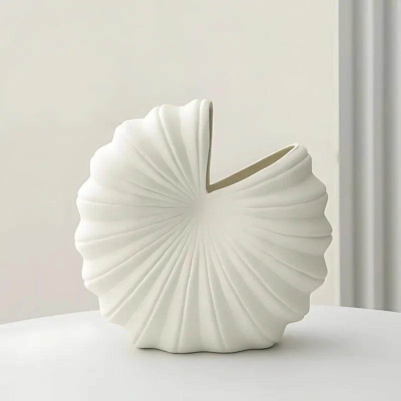 Vase Rond Blanc Forme Coquillage présentation sans fleurs vue de près sur une table.