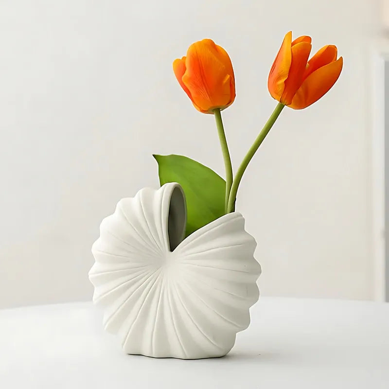 Vase Rond Blanc Forme Coquillage présentation avec tulipes orange.