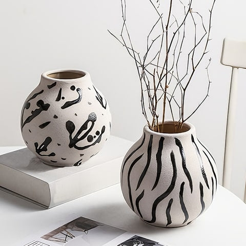 Vase rond blanc motifs décoratifs en céramique mise en scène modèles Encre et Zèbre avec branche