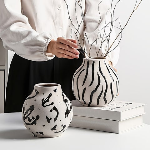 Vase rond blanc motifs décoratifs en céramique mise en scène modèles Encre et Zèbre