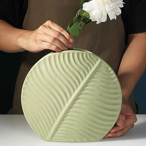Vase rond motif feuille en céramique modèle vert mise en scène