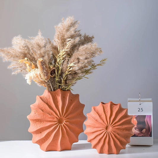 Vase Rond Rouge Forme Coquille Hérisson de Mer, présentation des modèles Grand avec bouquet de fleurs séchées et Petit vide, sur une table blanche.