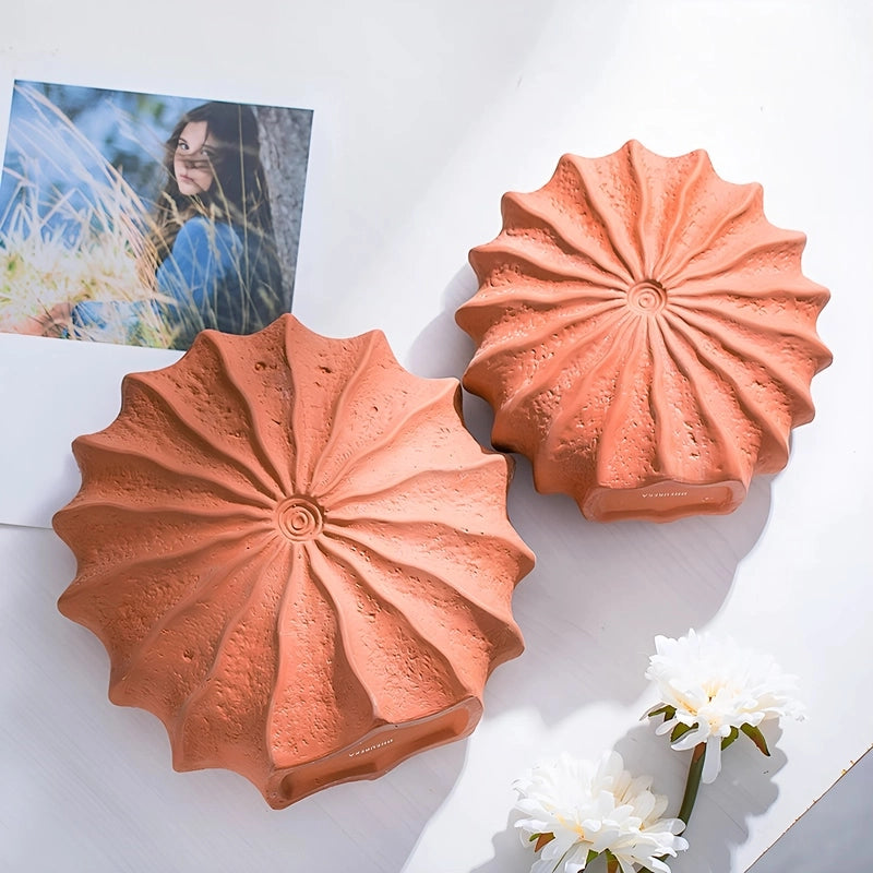 Vase Rond Rouge Forme Coquille Hérisson de Mer présentation des modèles Grand et Petit couchés sans fleurs sur une table blanche.