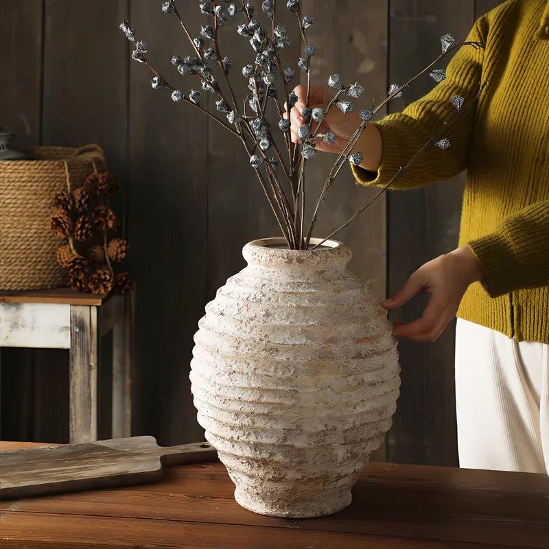 Vase Rustique Beige Cerclages Horizontaux présentation du modèle M avec branches séchées sur une table en bois.