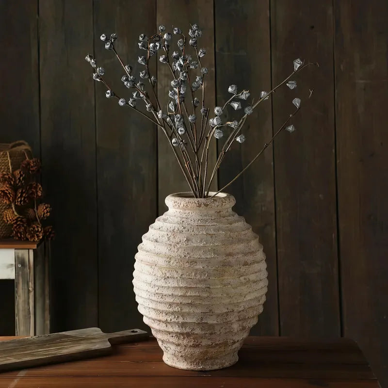 Vase Rustique Beige Cerclages Horizontaux présentation du modèle M avec branches séchées sur une table en bois.