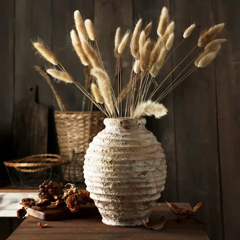 Vase Rustique Beige Cerclages Horizontaux, présentation du modèle M avec fleurs séchées sur une table en bois.
