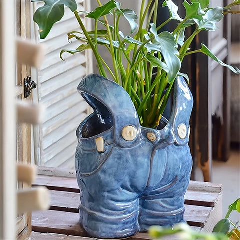 Vase salopette bleue créatif en céramique présentation du modèle A avec fleurs