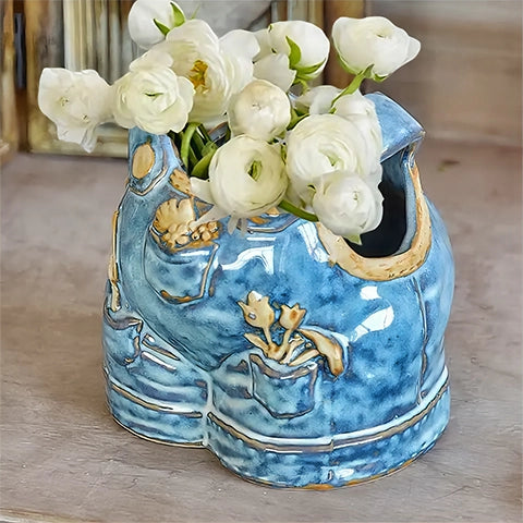 Vase salopette bleue créatif en céramique présentation du modèle B avec fleurs