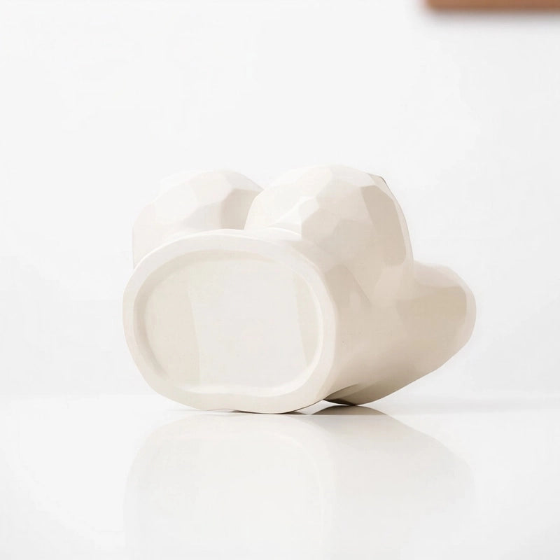 Vase Sculptural Blanc Buste Féminin couché, présentation des détails du dessous, vue de près.