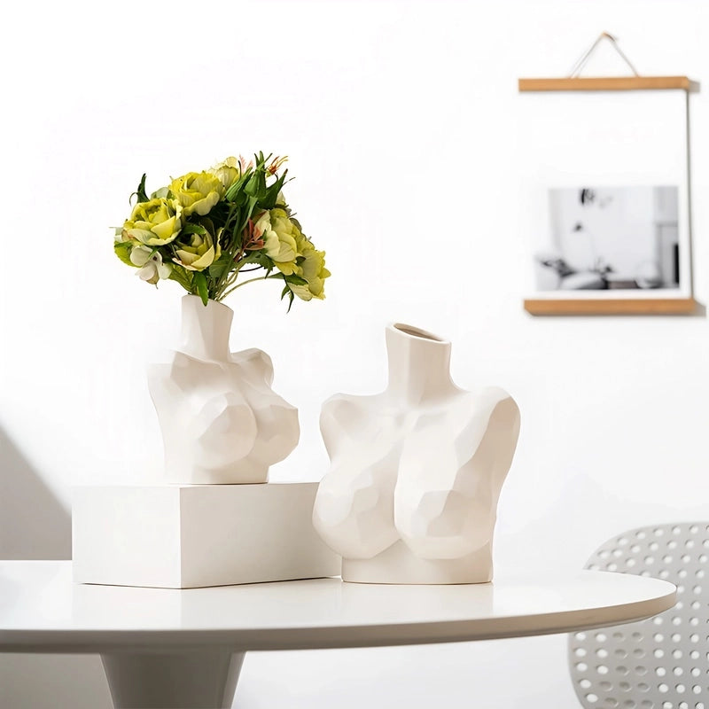 Vase Sculptural Blanc Buste Féminin présentation et mise en scène du modèle petit avec bouquet de fleurs et du modèle grand sans fleurs, sur une table blanche.