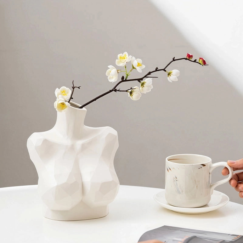 Vase Sculptural Blanc Buste Féminin présentation du modèle grand avec branche fleurie sur une table blanche.