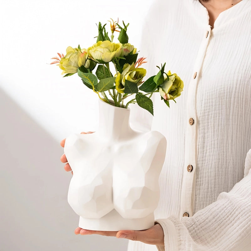 Vase Sculptural Blanc Buste Féminin présentation du modèle petit tenu en main avec bouquet de fleurs.