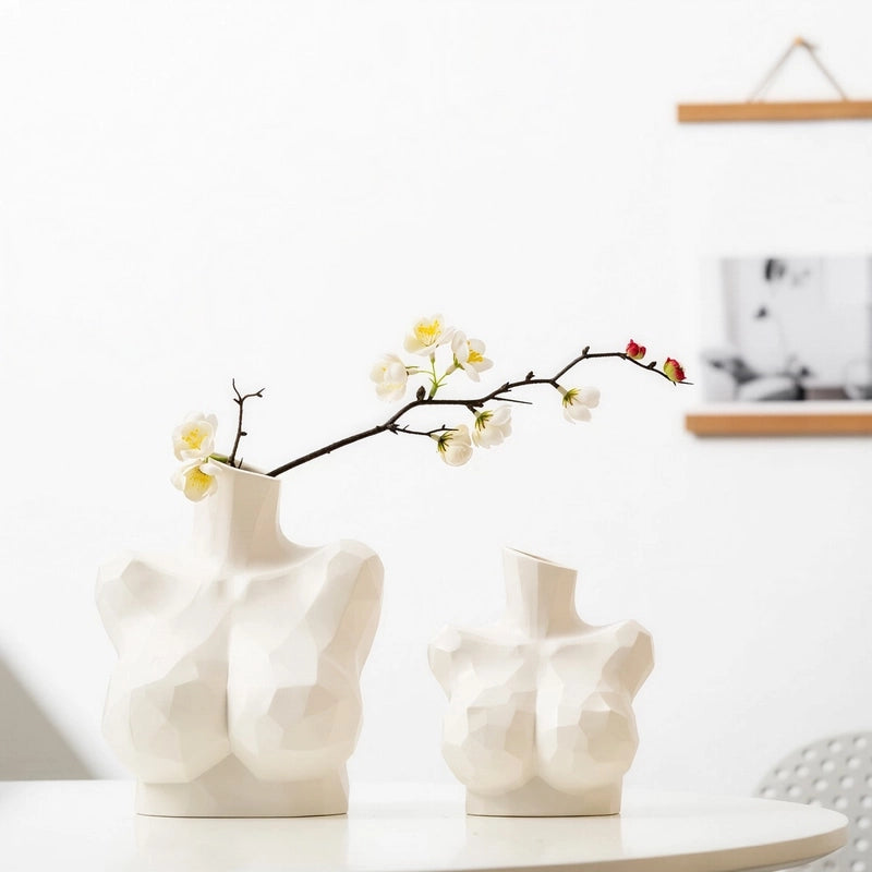 Vase Sculptural Blanc Buste Féminin présentation des modèles grand avec branche fleurie et modèle petit sans fleurs sur une table blanche.
